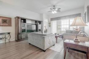 Laguna Penthouse and Pool View Near all Parks and Convention Center